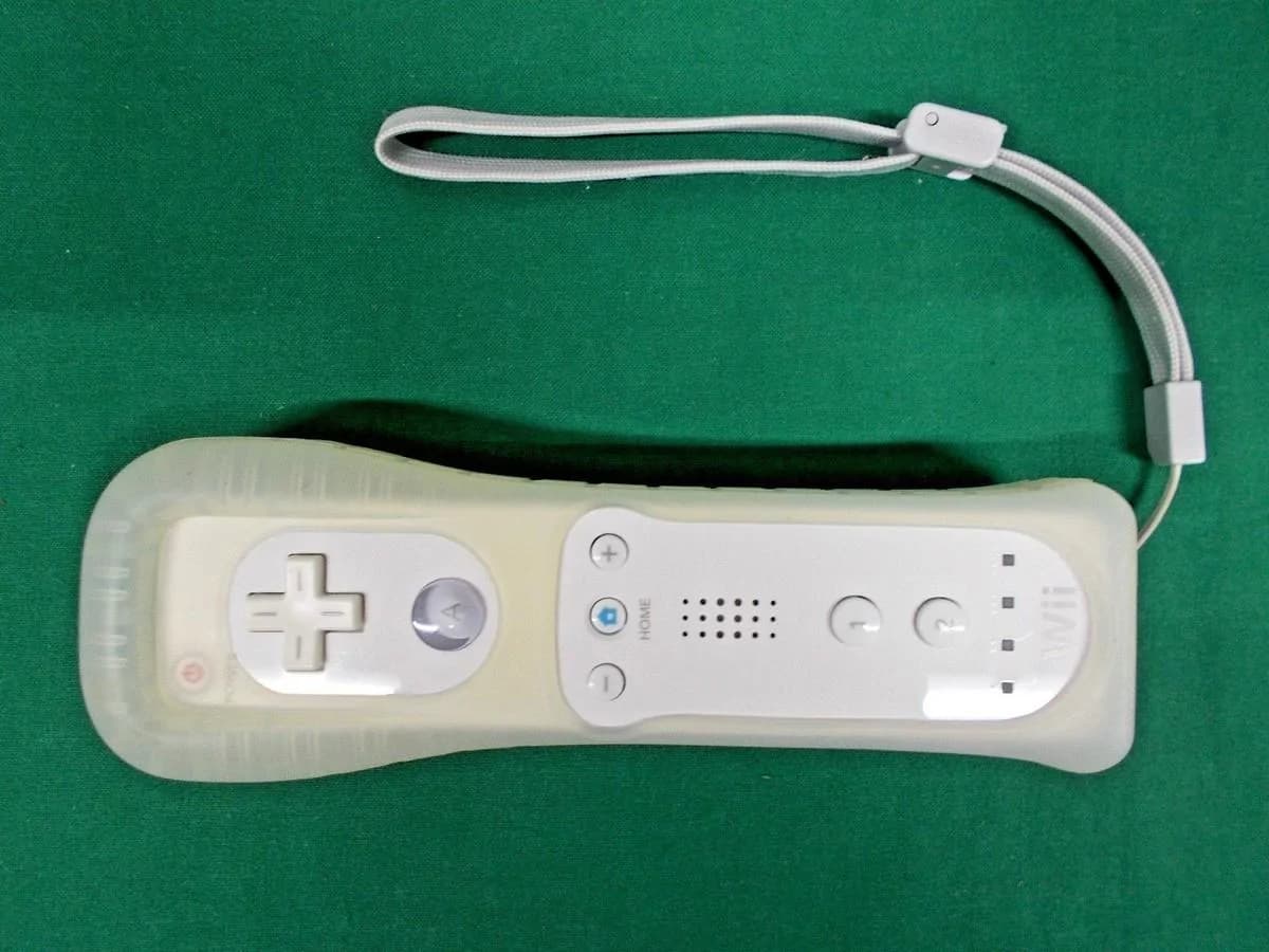 NINTENDO WII REMOTE CONTROLLER WITH STRAP AND SILICONE CASE 5