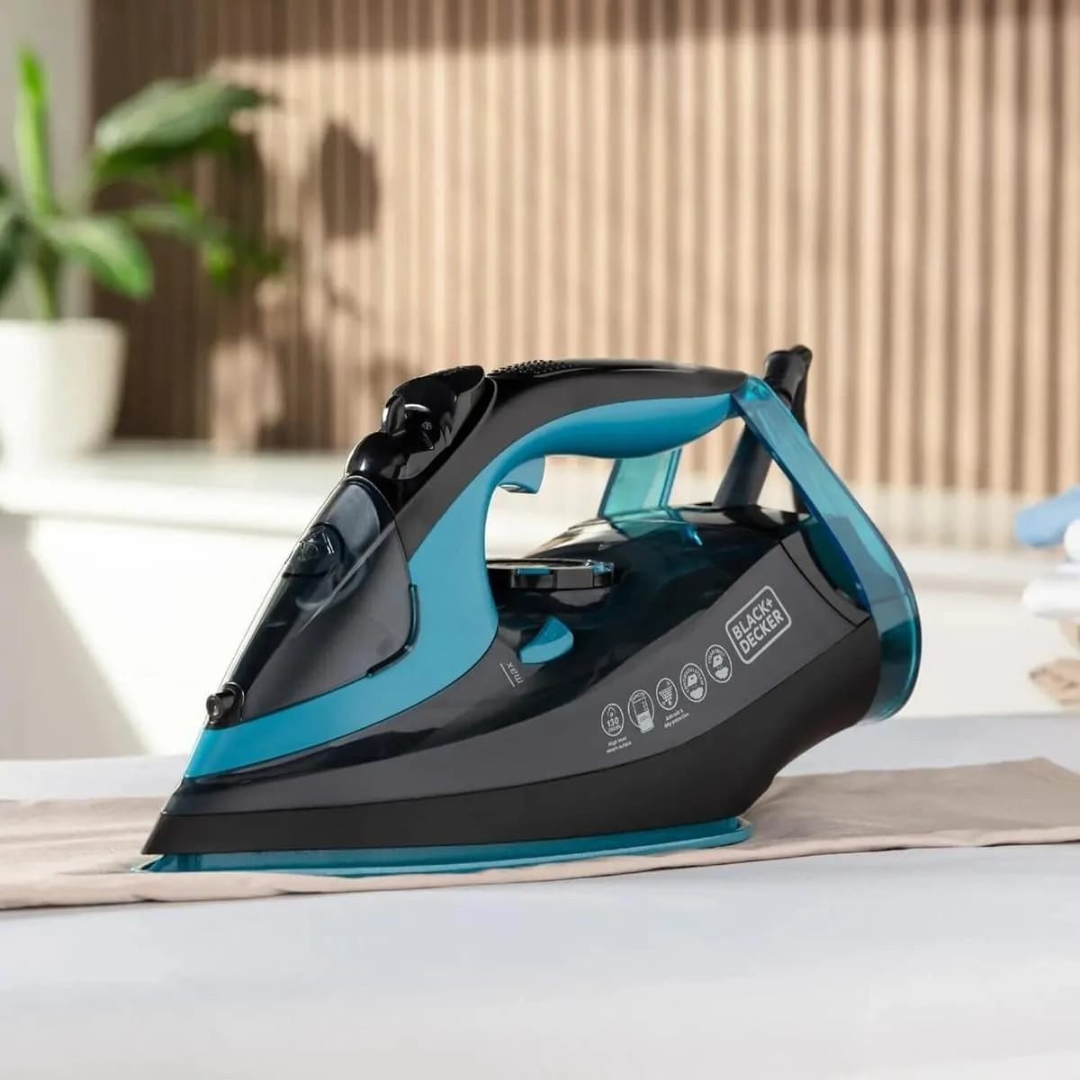BLACK+DECKER BXIR22001GB 2600W Steam Iron 3