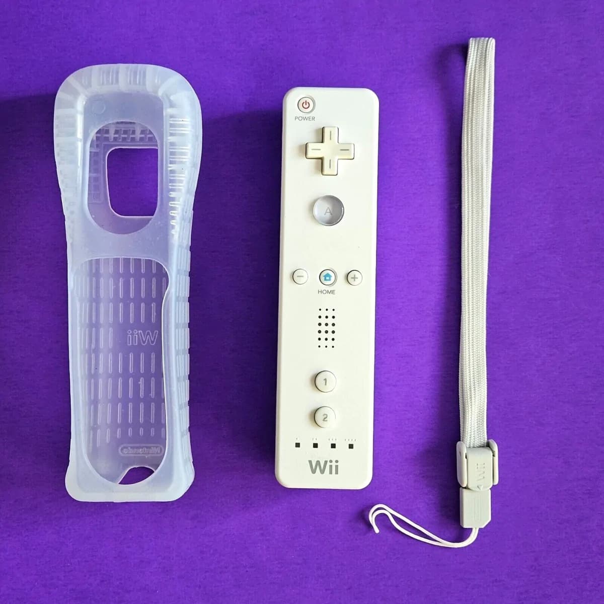 NINTENDO WII REMOTE CONTROLLER WITH STRAP AND SILICONE CASE 3