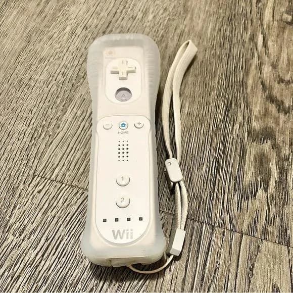 NINTENDO WII REMOTE CONTROLLER WITH STRAP AND SILICONE CASE 4