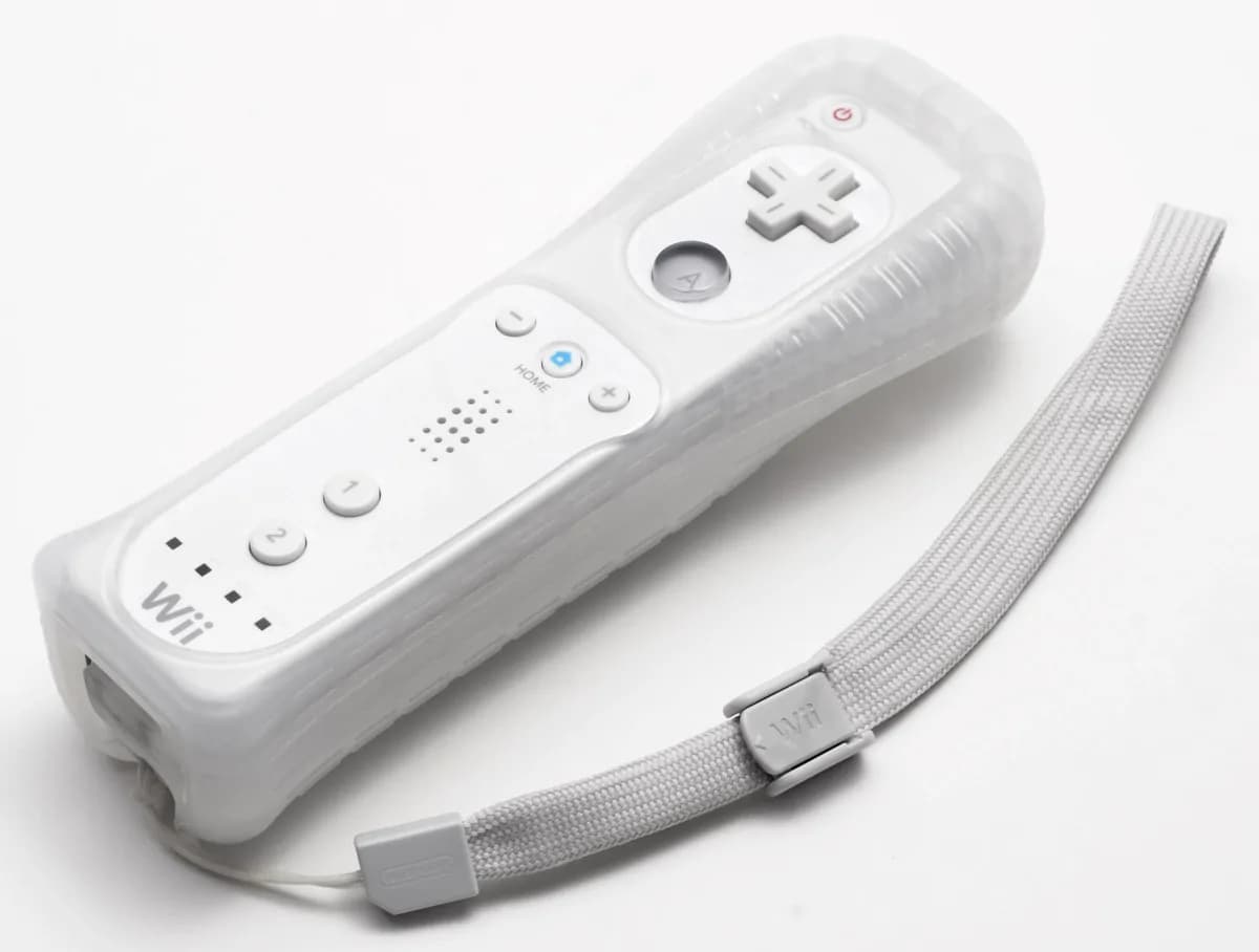 NINTENDO WII REMOTE CONTROLLER WITH STRAP AND SILICONE CASE
