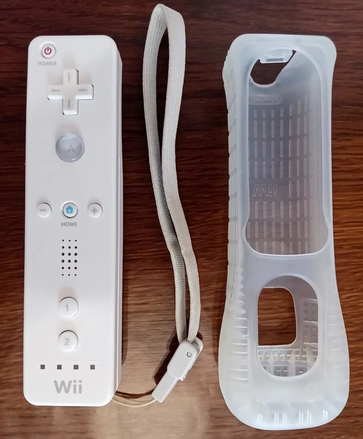 NINTENDO WII REMOTE CONTROLLER WITH STRAP AND SILICONE CASE 2